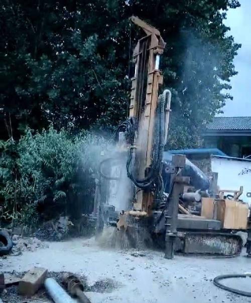 当涂钻岩石井